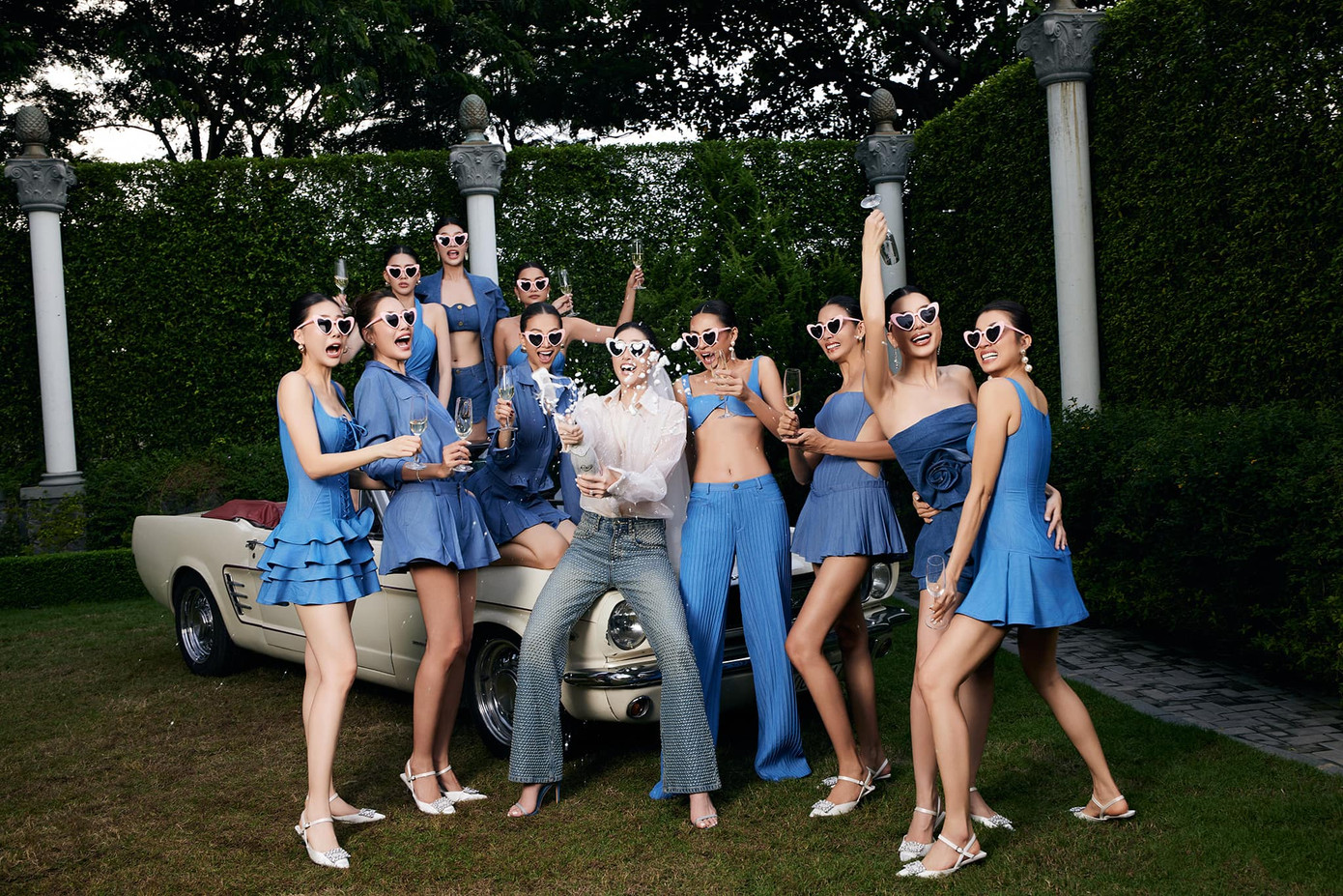 Sau bộ ảnh giấu kín danh tính dàn phù dâu trước đó, lần này Khánh Vân đăng ảnh rõ mặt từng người, bao gồm các Hoa hậu Phương Khánh, Ngọc Châu, Đoàn Thiên Ân, Lê Hoàng Phương, Bùi Quỳnh Hoa, Xuân Hạnh và Á hậu Lệ Hằng, Hoàng Thùy, Đặng Thanh Ngân, Hoàng Nhung. Sau bộ ảnh giấu kín danh tính dàn phù dâu trước đó, lần này Khánh Vân đăng ảnh rõ mặt từng người, bao gồm các Hoa hậu Phương Khánh, Ngọc Châu, Đoàn Thiên Ân, Lê Hoàng Phương, Bùi Quỳnh Hoa, Xuân Hạnh và Á hậu Lệ Hằng, Hoàng Thùy, Đặng Thanh Ngân, Hoàng Nhung.