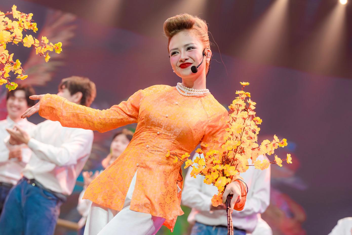 Đội của Tóc Tiên dùng chiến thuật đúng lúc, thắng ngoạn mục. Đội của Tóc Tiên dùng chiến thuật đúng lúc, thắng ngoạn mục.