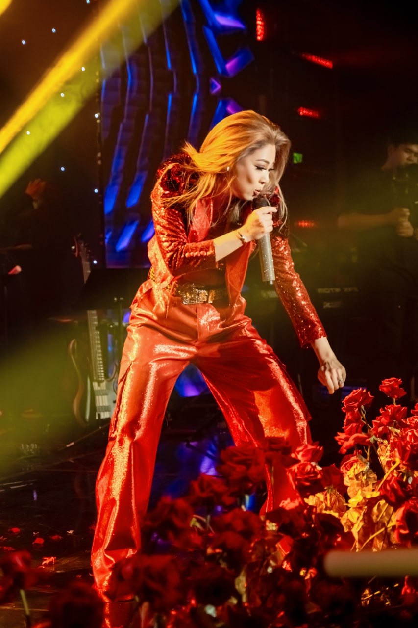 &quot;Búp bê&quot; Thanh Thảo nói con đường nghệ thuật của cô không bằng phẳng, nhiều lúc gặp trắc trở nhưng cô không gục ngã. &quot;Bên cạnh tôi luôn có sự yêu thương, ủng hộ của khán giả. Các bạn tạo cho tôi niềm tin để tôi tiếp tục cống hiến, sống với đam mê âm nhạc. Tôi sẽ hát bằng tất cả tâm huyết, hát đến khi nào quý vị còn yêu thương&quot;, nữ ca sĩ chia sẻ thêm.