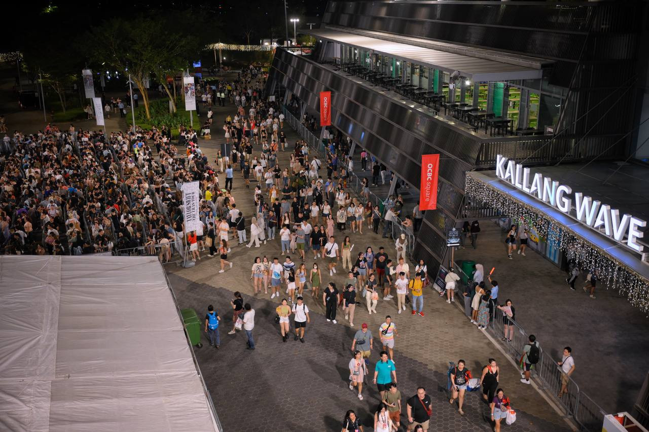 Khoảng 21h50, người hâm mộ theo dõi chương trình từ ngoài ngoài sân vận động bắt đầu rời đi. Dù không vào concert, họ vẫn đến mua hàng hóa ủng hộ nữ ca sĩ. Có người nói phải xếp hàng khoảng 3 tiếng để đến lượt. Khoảng 21h50, người hâm mộ theo dõi chương trình từ ngoài ngoài sân vận động bắt đầu rời đi. Dù không vào concert, họ vẫn đến mua hàng hóa ủng hộ nữ ca sĩ. Có người nói phải xếp hàng khoảng 3 tiếng để đến lượt.