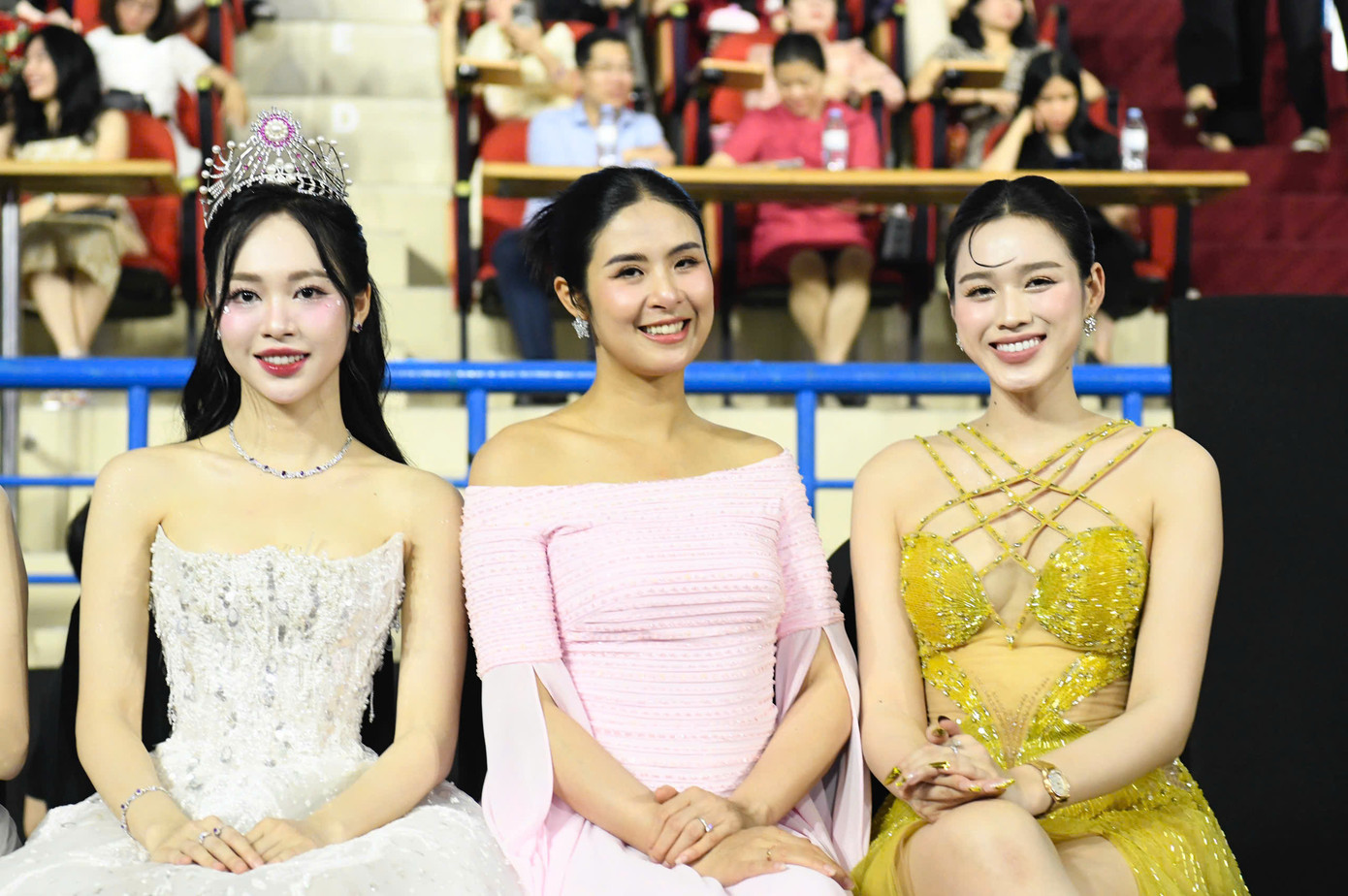 Khoảnh khắc Á hậu Trịnh Thùy Linh, Hoa hậu Ngọc Hân và Hoa hậu Đỗ Thị Hà (từ trái sang) chung khung hình trước giờ diễn ra đêm chung khảo toàn quốc.