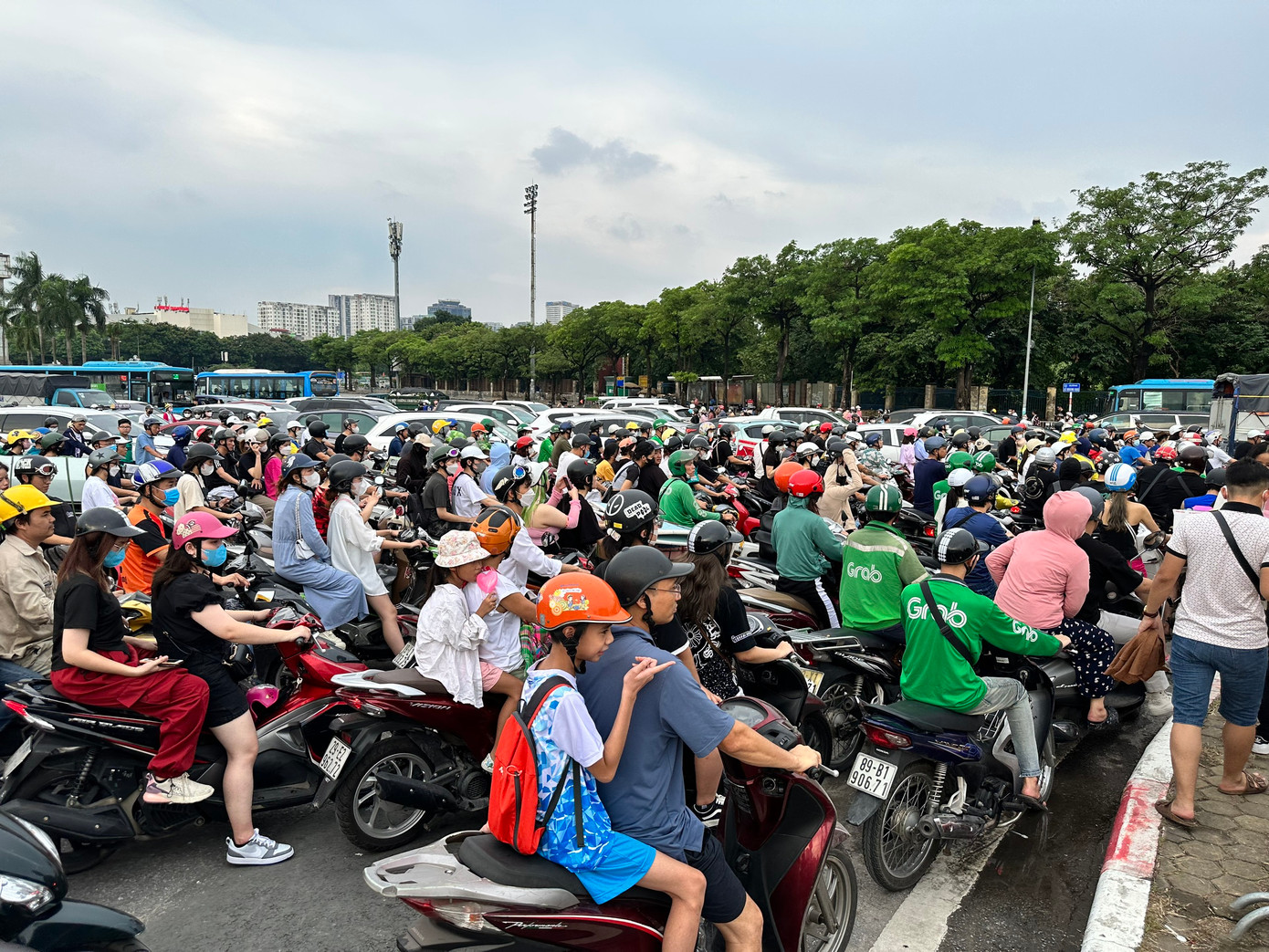 Ngoài khán giả đến xem BlackPink, lượng người hiếu kỳ đổ về sân vận động Mỹ Đình đông không kém.