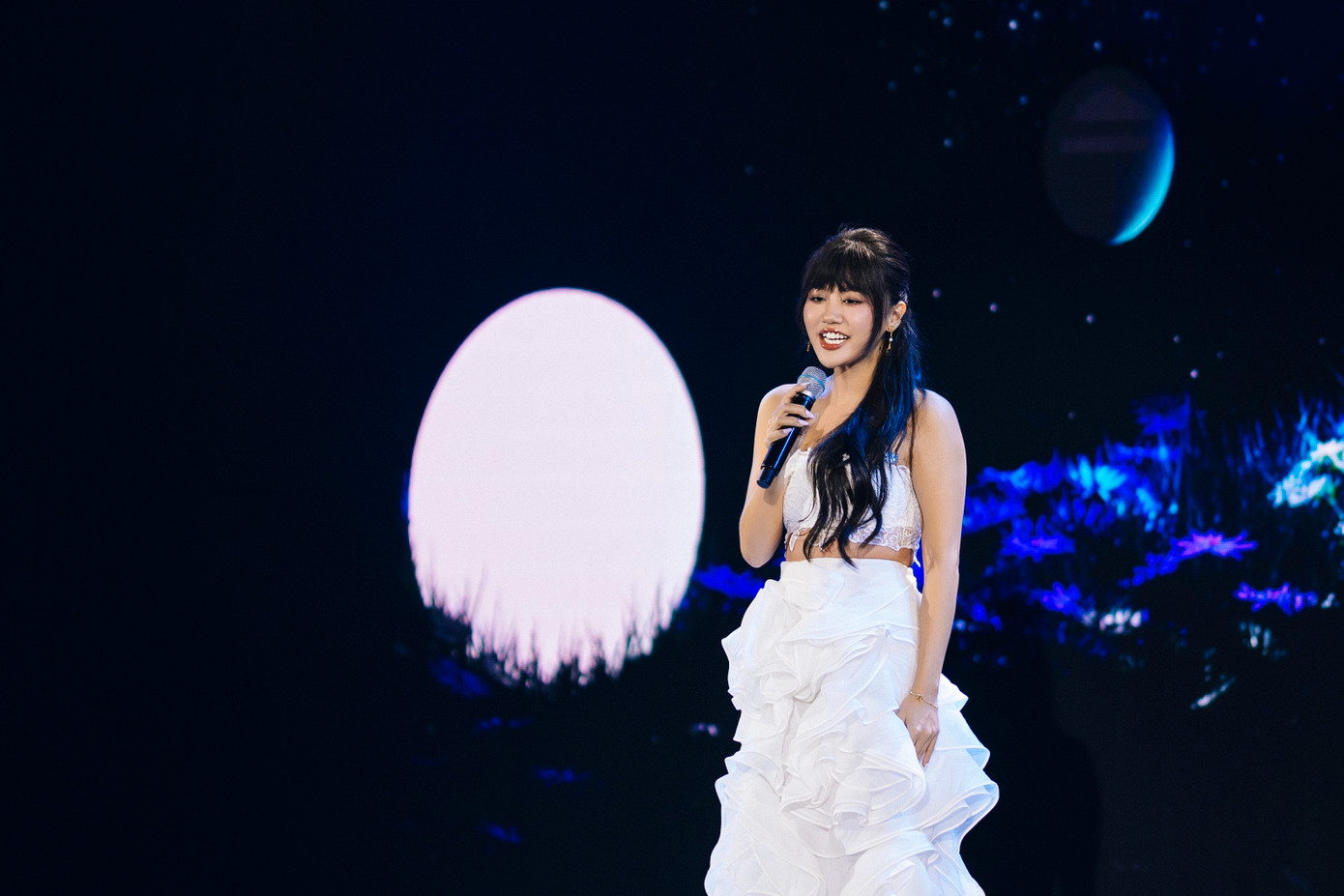 Trên sân khấu, Văn Mai Hương xuất hiện với bộ trang phục trắng gây chú ý.