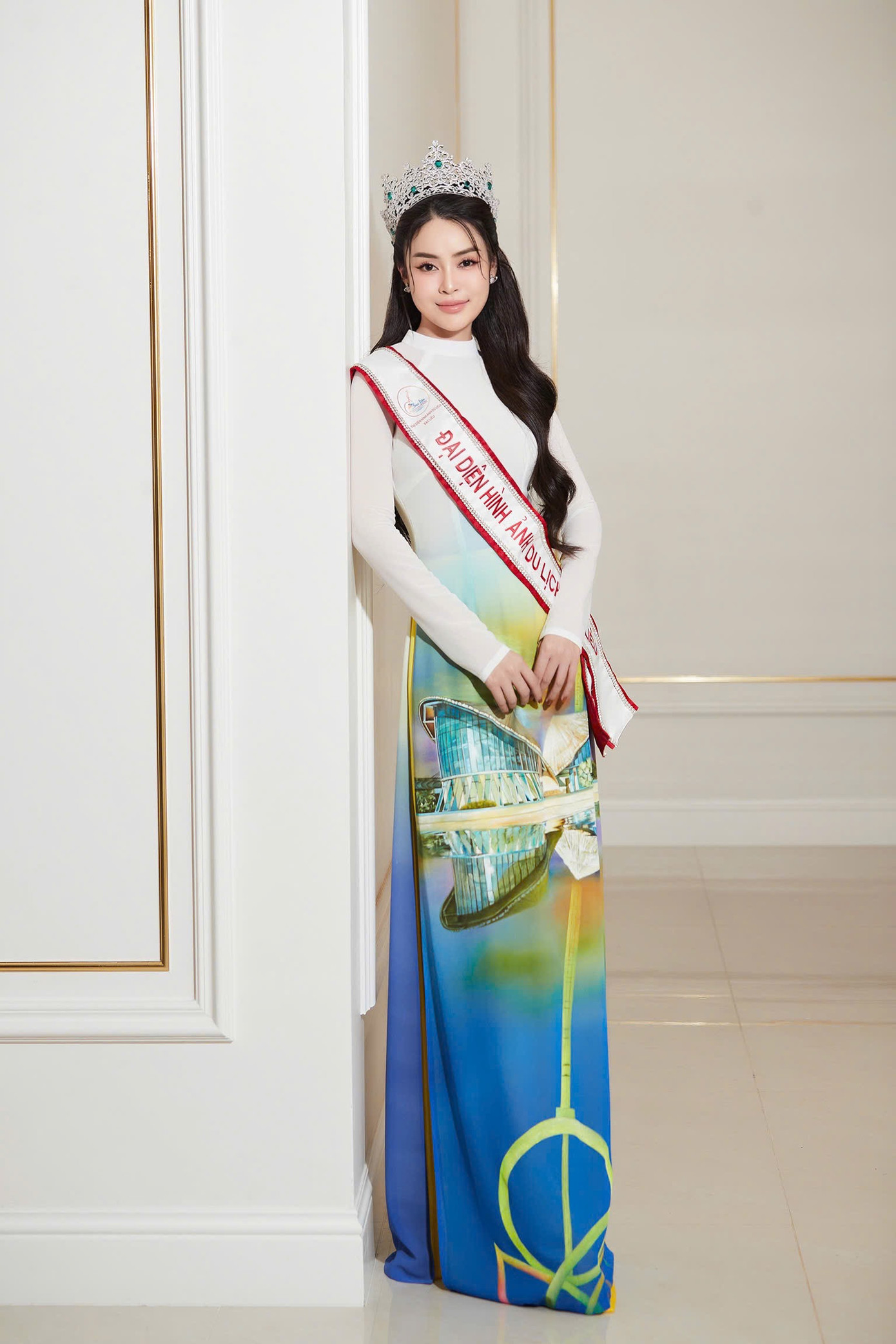 Họa tiết trên áo dài của Lý Kim Thảo được vẽ và nhuộm thủ công trong 60 giờ. Họa tiết trên áo dài của Lý Kim Thảo được vẽ và nhuộm thủ công trong 60 giờ.