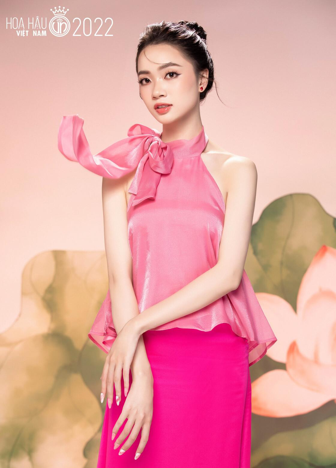 Bùi Thảo Linh (SBD 010) có số đo ba vòng 72-57-87 cùng chiều cao 1,75 m. Ngoài lợi thế hình thể, cô gây ấn tượng với profile sinh viên ĐH RMIT chuyên ngành Tài chính quốc tế.