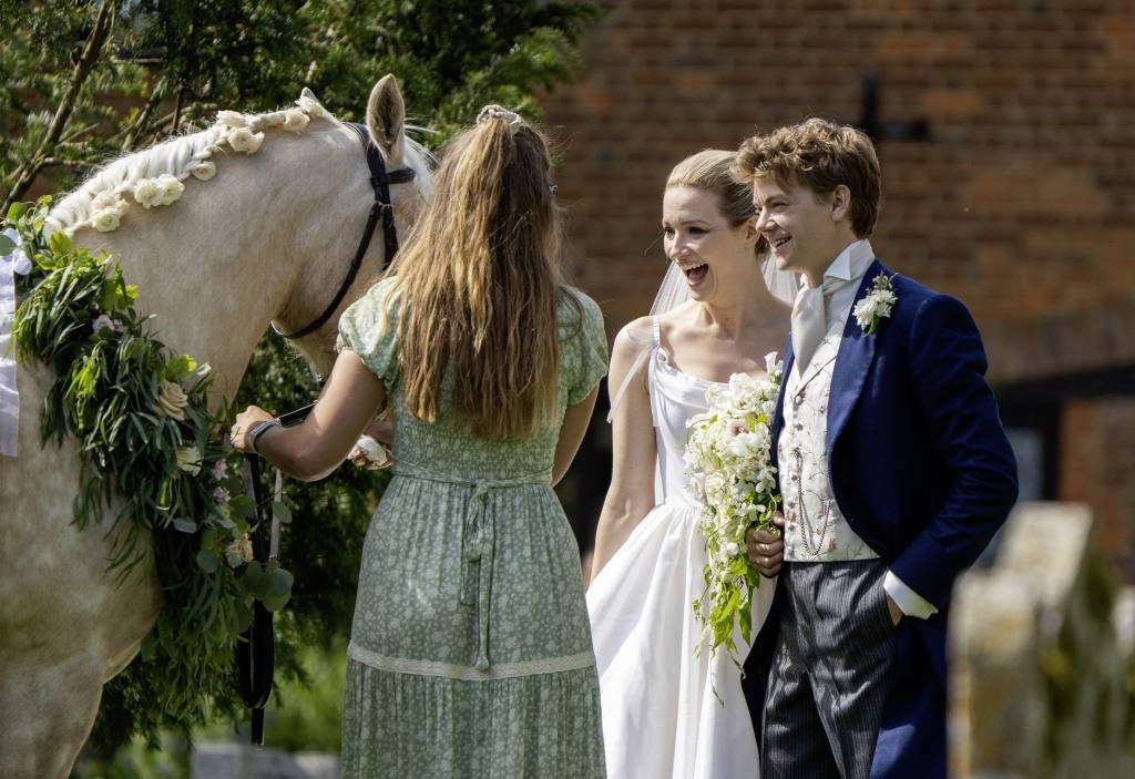 Thomas Brodie-Sangster và Talulah Riley tổ chức hôn lễ tại Anh.