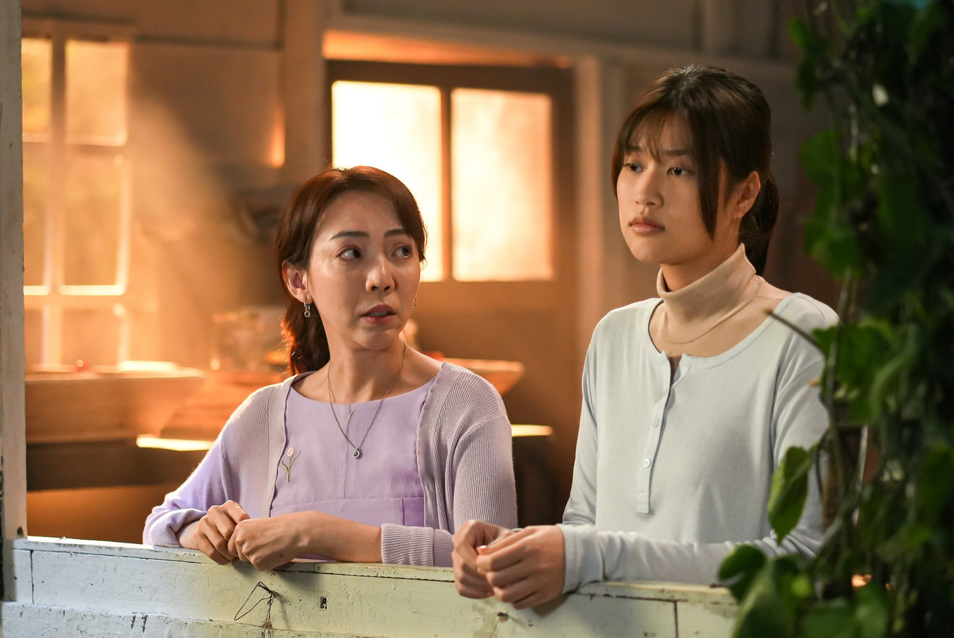 Thu Trang và Hoa hậu Thiên Ân đóng vai chị em ruột Thúy Kiều - Thúy Vân trong Nụ hôn bạc tỷ.