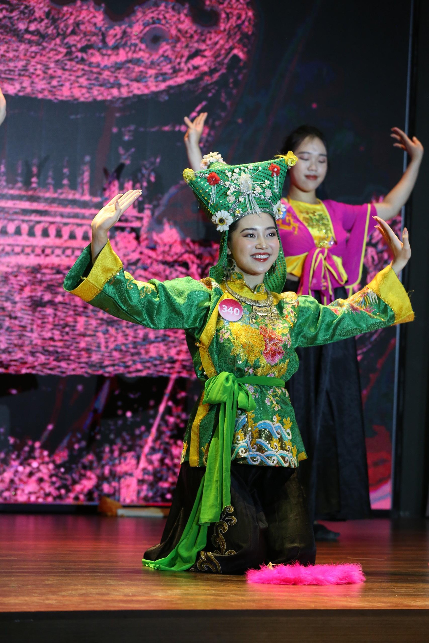 Vũ Phương Thảo biểu diễn khả năng múa thông qua tiết mục Cô Đôi Thượng Ngàn. Ngoài việc biểu diễn trên sân khấu, thí sinh mang số báo danh 340 còn mang đến sân khấu phần thi Người đẹp tài năng văn hóa &quot;phát lộc&quot; của bộ môn hầu đồng.