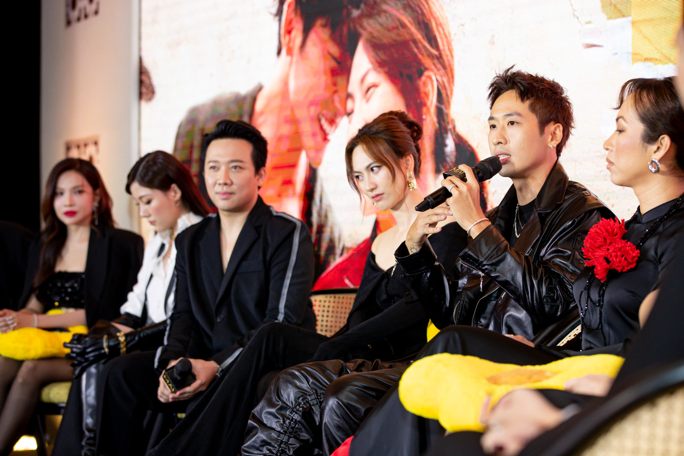 Phương Anh Đào và Tuấn Trần đóng chính trong Mai. Phương Anh Đào và Tuấn Trần đóng chính trong Mai.