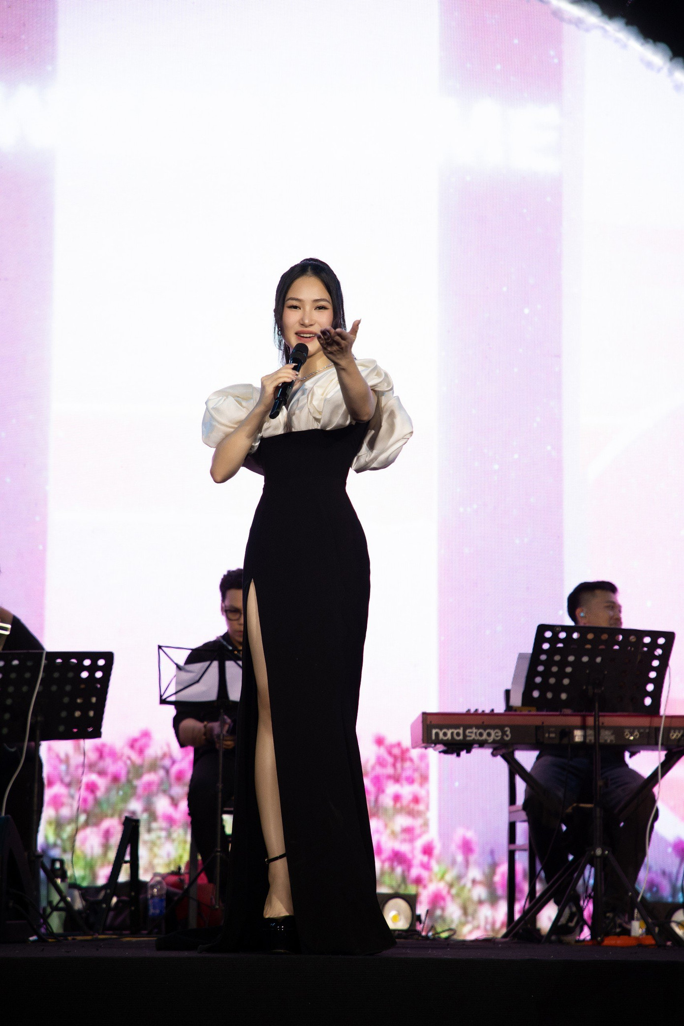 Trên sân khấu, Hương Tràm bày tỏ cảm xúc với khán giả khi được trở lại. "Tôi biết khán giả đợi mình rất lâu. Tôi muốn bước ra và hát liên tục, nói ít lại để hát cho khán giả nghe nhiều hơn. Tôi mong khán giả biết Hương Tràm luôn trân trọng mọi người từ tận trái tim", cô chia sẻ. Trên sân khấu, Hương Tràm bày tỏ cảm xúc với khán giả khi được trở lại. "Tôi biết khán giả đợi mình rất lâu. Tôi muốn bước ra và hát liên tục, nói ít lại để hát cho khán giả nghe nhiều hơn. Tôi mong khán giả biết Hương Tràm luôn trân trọng mọi người từ tận trái tim", cô chia sẻ.