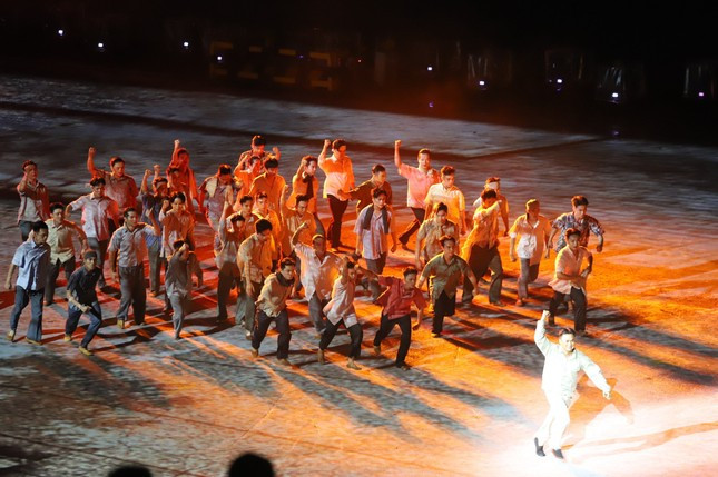 Độ hoành tráng của đại nhạc kịch Chuyến tàu huyền thoại trong đêm khai mạc Lễ hội sông nước TPHCM 2024.