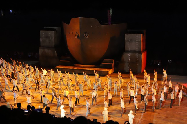 Độ hoành tráng của đại nhạc kịch Chuyến tàu huyền thoại trong đêm khai mạc Lễ hội sông nước TPHCM 2024.