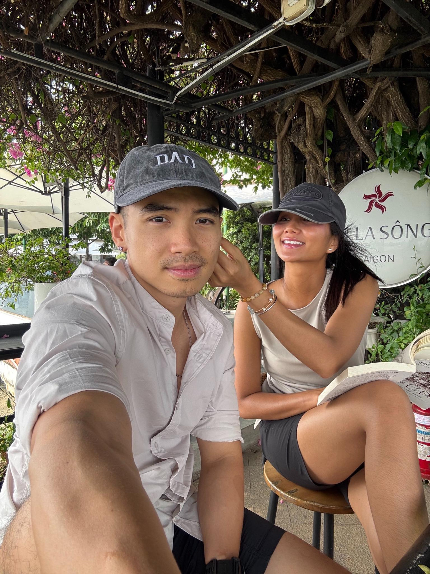 Nhiếp ảnh gia Tuấn Khôi liên tục khoe khoảnh khắc hạnh phúc cùng H&apos;Hen Niê.