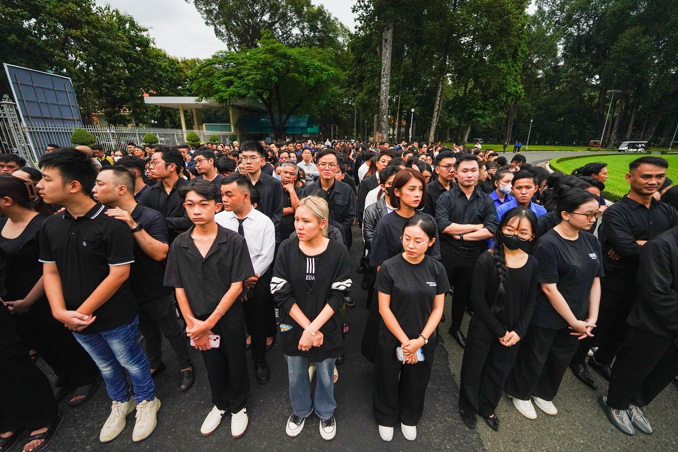 Người mẫu, diễn viên Trình Mỹ Duyên (tóc ngắn, hàng thứ hai) hòa vào dòng người đến viếng Tổng Bí thư Nguyễn Phú Trọng.