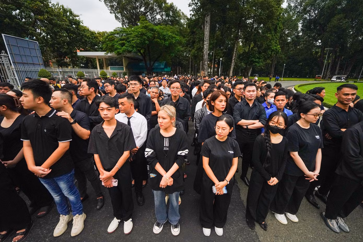 Người mẫu, diễn viên Trình Mỹ Duyên (tóc ngắn, hàng thứ hai) hòa vào dòng người đến viếng Tổng Bí thư Nguyễn Phú Trọng.