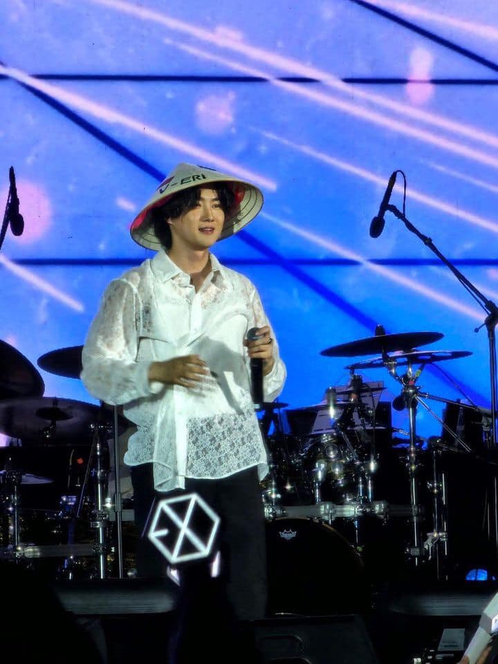 Mạng xã hội xuất hiện nhiều hình ảnh trưởng nhóm EXO biểu diễn tại sự kiện âm nhạc có nhiều ngôi sao. Mạng xã hội xuất hiện nhiều hình ảnh trưởng nhóm EXO biểu diễn tại sự kiện âm nhạc có nhiều ngôi sao.