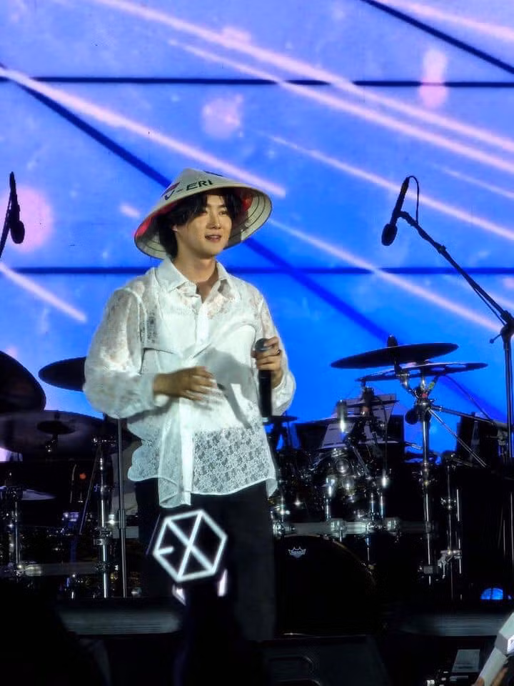 Mạng xã hội xuất hiện nhiều hình ảnh trưởng nhóm EXO biểu diễn tại sự kiện âm nhạc có nhiều ngôi sao.