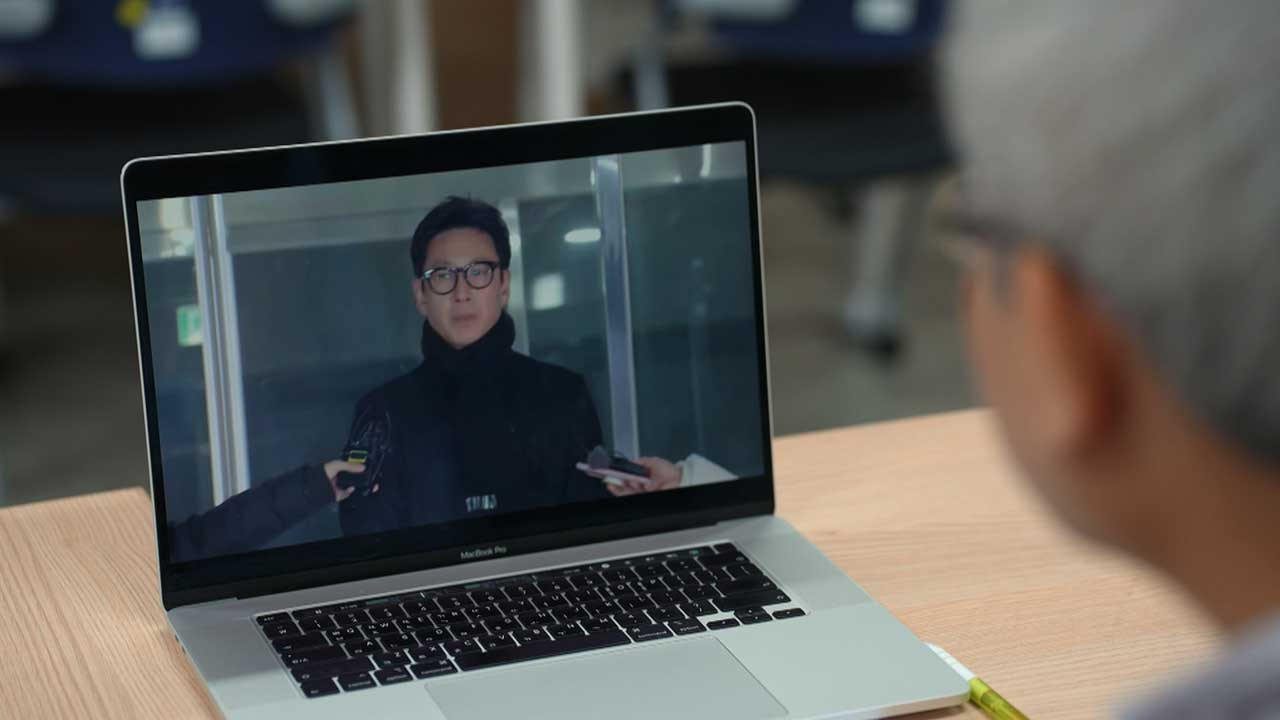 Chuyên gia phân tích hành vi của Lee Sun Kyun khi ra thẩm vấn trước tòa. Chuyên gia phân tích hành vi của Lee Sun Kyun khi ra thẩm vấn trước tòa.