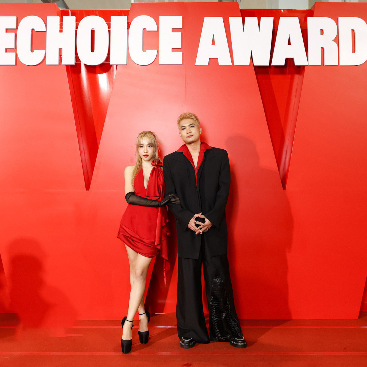 Huấn luyện viên Rap Việt BigDaddy phối vest cùng quần ống rộng ấn tượng. Nam rapper mặc ton-sur-ton với ca sĩ Emily.