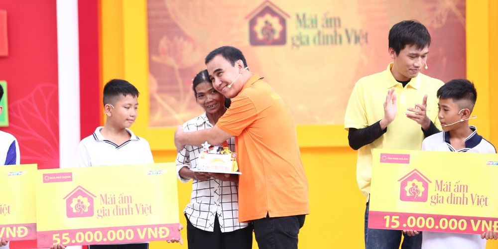 MC Quyền Linh trong chương trình Mái ấm gia đình Việt. MC Quyền Linh trong chương trình Mái ấm gia đình Việt.