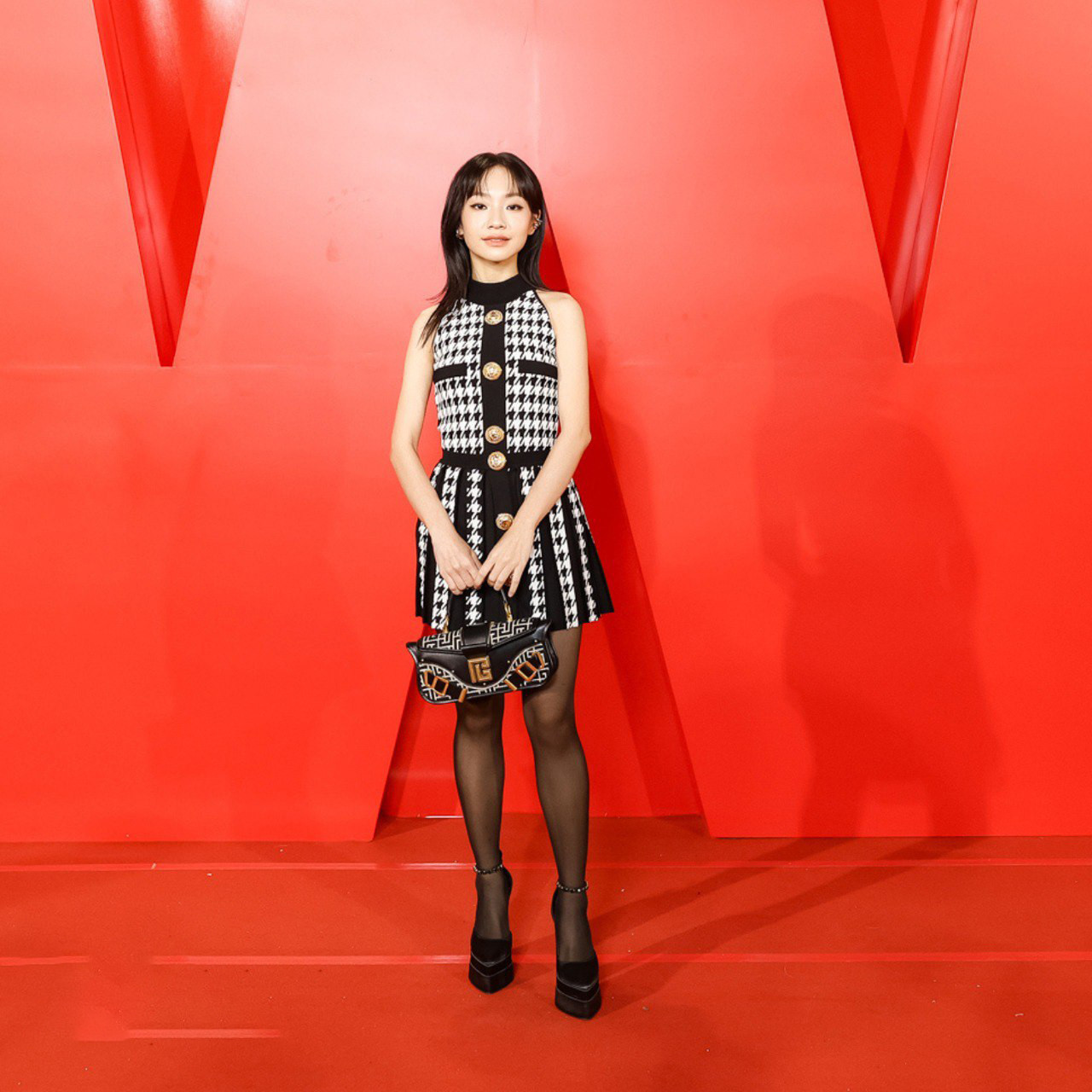 Diễn viên Hoàng Hà mặc đơn giản. Cô gần đây được khán giả biết đến với phim truyền hình giờ vàng Chúng ta của 8 năm sau, phim điện ảnh Kẻ ăn hồn có doanh thu gần 70 tỷ đồng.