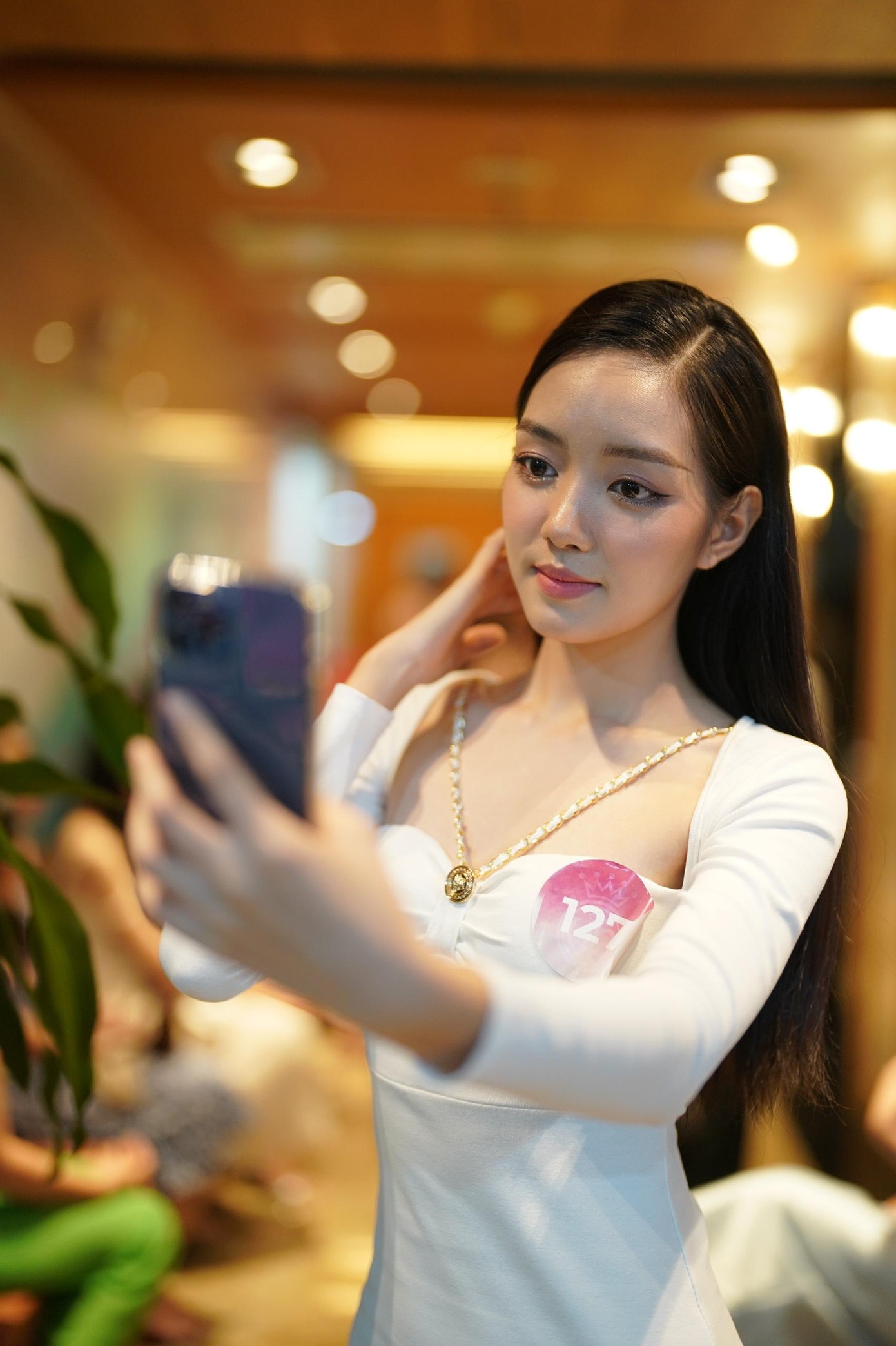 Nhiều thí sinh tranh thủ thời gian lưu giữ khoảnh khắc kỷ niệm. Thí sinh Trần Lê Mai Chi (SBD 127) chia sẻ với Tiền Phong rằng Hoa hậu Việt Nam là cuộc thi nhan sắc lớn. Trong vòng phỏng vấn kín, cô lo lắng vì mặc sai trang phục. Cô gái sinh năm 2003 hy vọng có cơ hội bước tiếp.