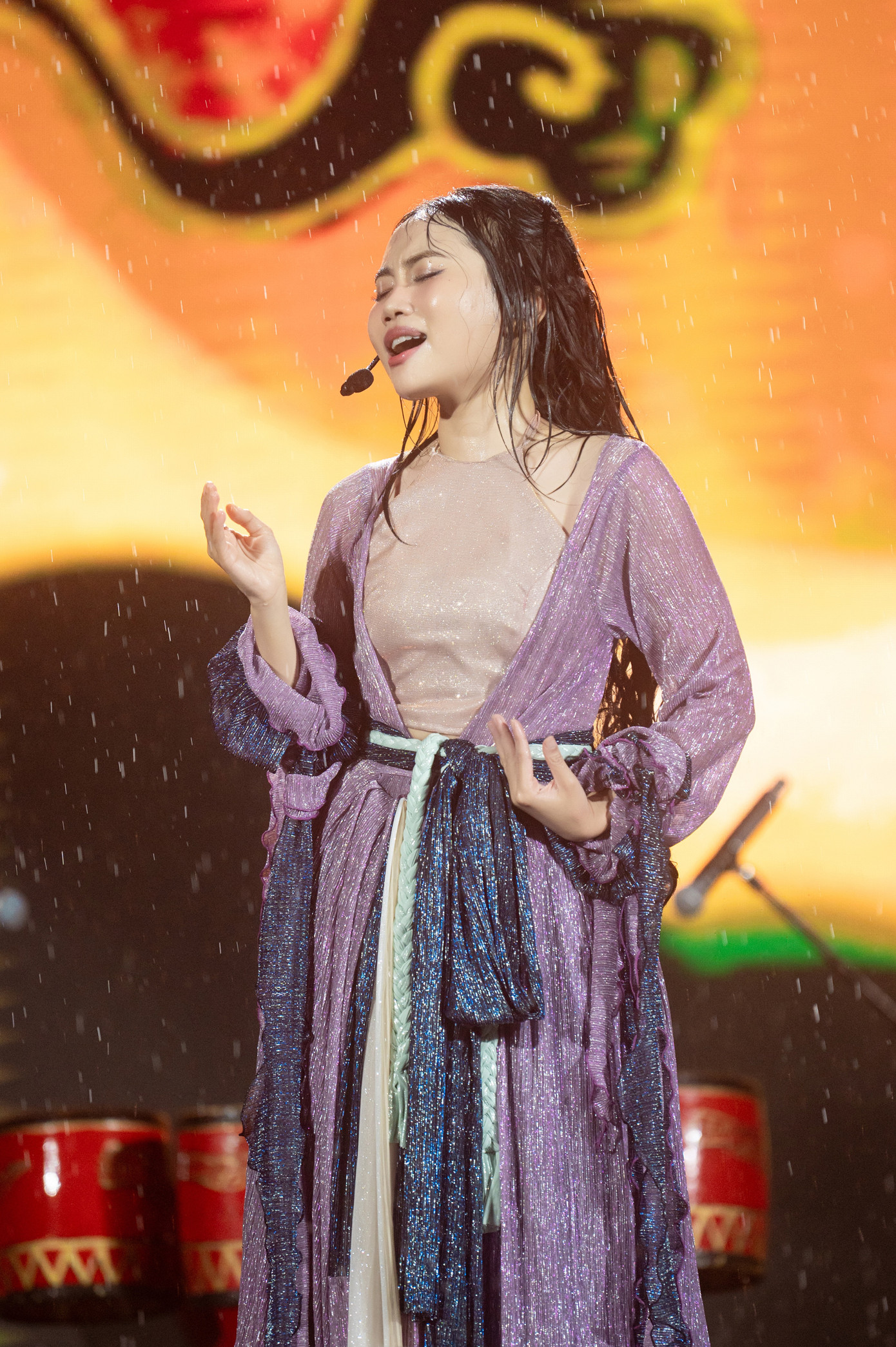 Càng về cuối show, khi thể hiện các nhạc phẩm Vũ trụ có anh, Đẩy xe bò, trời tiếp tục mưa. Dưới sự cổ vũ của khán giả, cô tiếp tục hát sung sức.