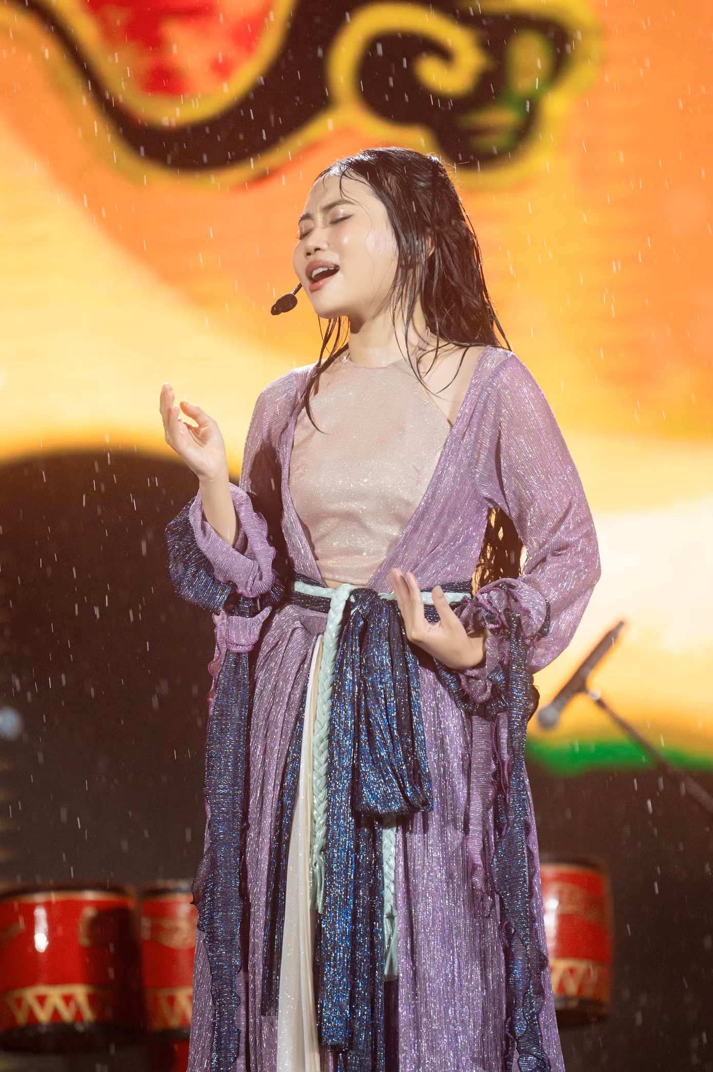 Càng về cuối show, khi thể hiện các nhạc phẩm Vũ trụ có anh, Đẩy xe bò, trời tiếp tục mưa. Dưới sự cổ vũ của khán giả, cô tiếp tục hát sung sức. Càng về cuối show, khi thể hiện các nhạc phẩm Vũ trụ có anh, Đẩy xe bò, trời tiếp tục mưa. Dưới sự cổ vũ của khán giả, cô tiếp tục hát sung sức.
