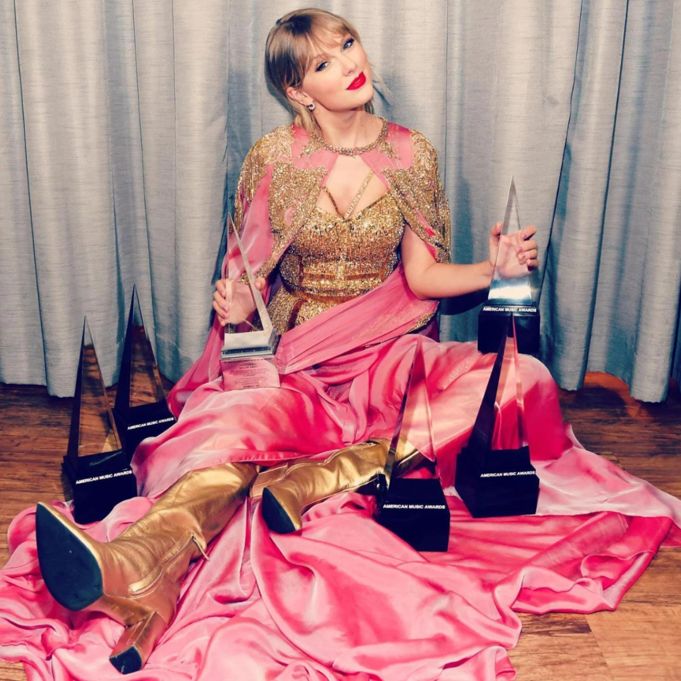 Taylor Swift làm việc chăm chỉ để góp mặt trong danh sách 12 diva giàu nhất thế giới, sở hữu khối tài sản ròng 400 triệu USD, theo SCMP. Nhờ có fandom Swifties lớn mạnh, mỗi album của nữ ca sĩ đều thành công về mặt doanh số. Ngoài ra, nhờ hợp đồng với Universal Music, cô toàn quyền sở hữu bản quyền ca khúc và làm khối tài sản ròng tăng vọt.