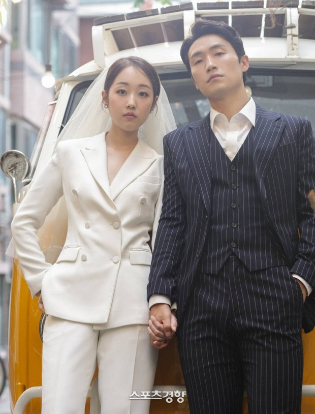 Park Bo Mi và cầu thủ Park Yo Han kết hôn năm 2020. Park Bo Mi và cầu thủ Park Yo Han kết hôn năm 2020.