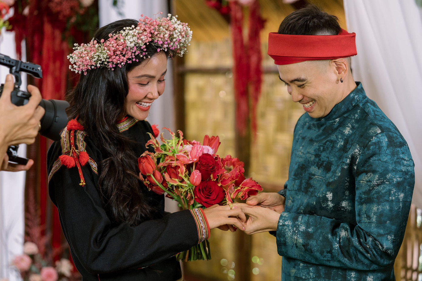 Tuấn Khôi trao nhẫn cho cô dâu sau khi hỏi &quot;Em đồng ý lấy anh làm chồng không?&quot;.