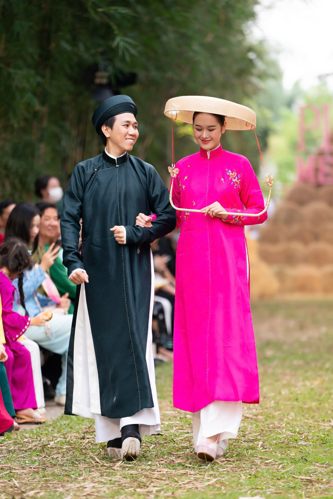 Sau trào lưu đám giỗ bên cồn, đám cưới bên cồn của Lê Tuấn Khang, giới thời trang đổ xô làm show dựa theo trend của TikToker sinh năm 2002. Tại show diễn ngày 8/12, NTK Nguyễn Trường Duy mang đến bộ sưu tập Tơ lụa giao thời đậm khung cảnh đám cưới miền Tây.