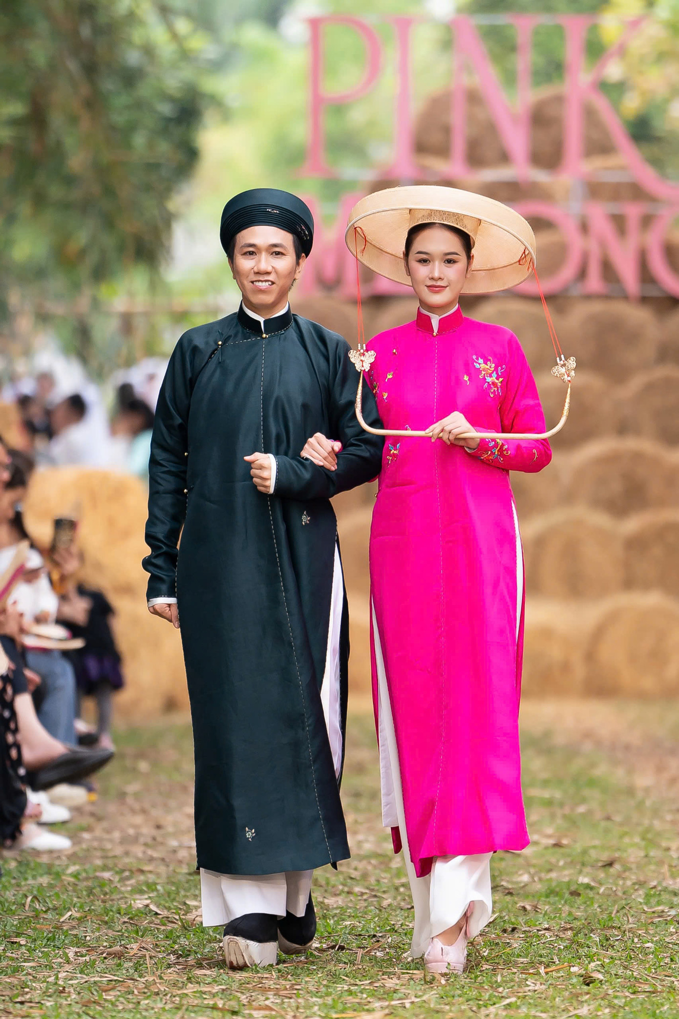 Sau trào lưu đám giỗ bên cồn, đám cưới bên cồn của Lê Tuấn Khang, giới thời trang đổ xô làm show dựa theo trend của TikToker sinh năm 2002. Tại show diễn ngày 8/12, NTK Nguyễn Trường Duy mang đến bộ sưu tập Tơ lụa giao thời đậm khung cảnh đám cưới miền Tây.