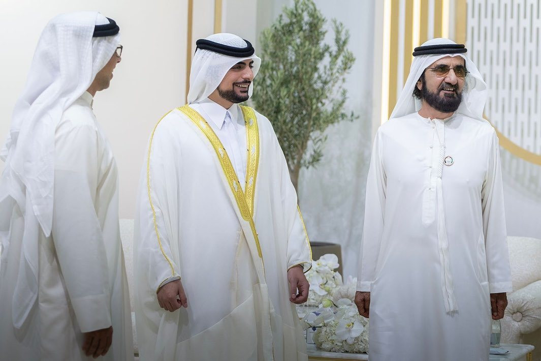 Trong ảnh, Sheikh trò chuyện cùng cha vợ trước khi nắm tay công chúa vào lễ đường. Ông Sheikh Mohammed (phải) bin Rashid Al Maktoum là Tiểu vương Dubai, đồng thời là Phó Tổng thống, Thủ tướng UAE.