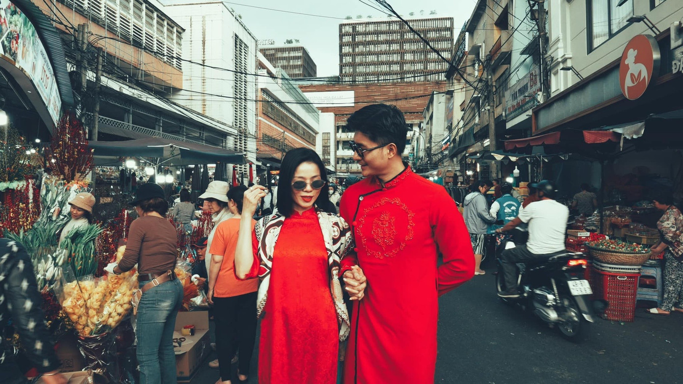 Lệ Quyên đăng ảnh du xuân cùng Lâm Bảo Châu tại Đà Lạt. Nữ ca sĩ mặc áo dài đỏ cầu may mắn trong những ngày đầu năm Giáp Thìn. Gần đây, giọng ca Em hỏi anh và bạn trai kém 11 tuổi đồng hành trong nhiều chương trình, gây chú ý nhất là Chị đẹp đạp gió rẽ sóng.