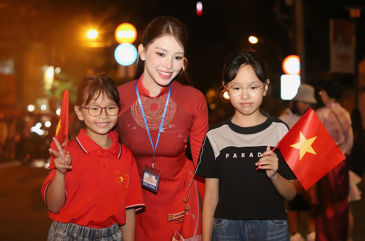 Hoa hậu Tiểu Vy chụp ảnh lưu niệm cùng khán giả trong ngày diễu hành chính thức. Cô sẵn sàng đồng hành cùng Khối văn hóa, thể thao, truyền thông ở buổi diễu hành trong đại lễ kỷ niệm 50 năm Ngày Giải phóng miền Nam, thống nhất đất nước.