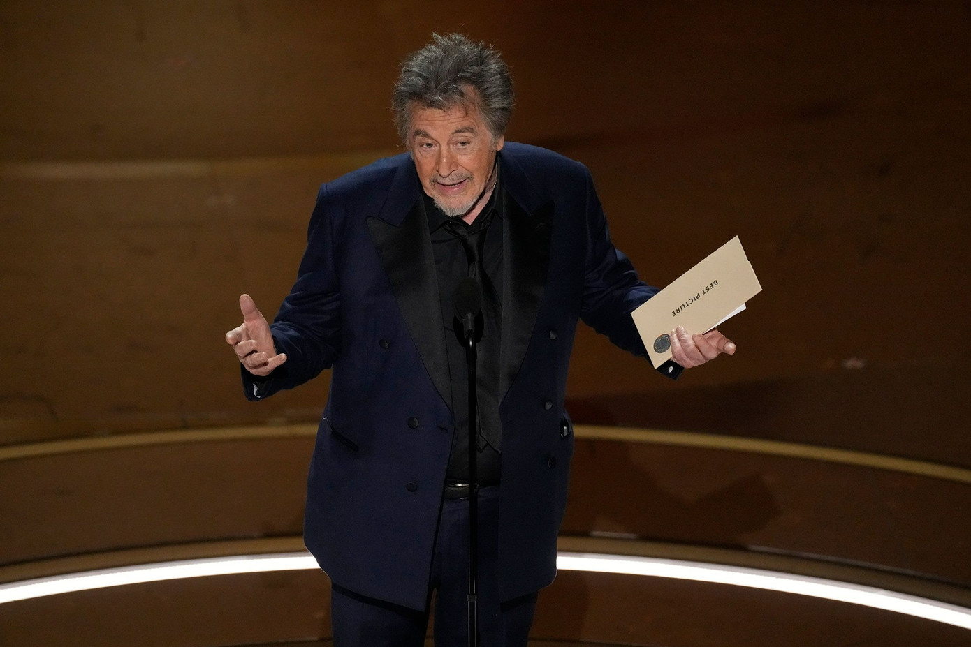 Tài tử Al Pacino trao giải cho bộ phim giành giải Phim truyện xuất sắc tại Oscar 2024. Tài tử Al Pacino trao giải cho bộ phim giành giải Phim truyện xuất sắc tại Oscar 2024.