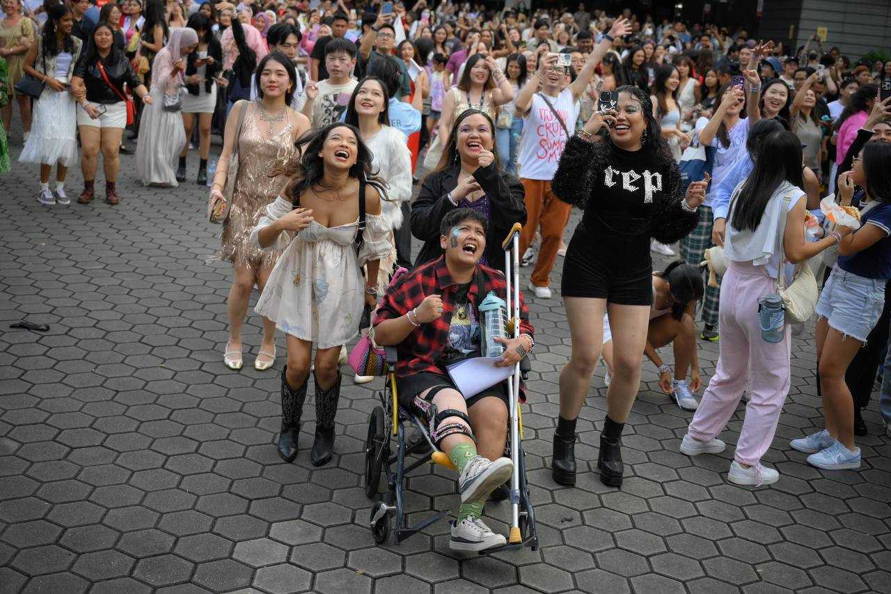 Một khán giả ngồi xe lăn xúc động khi sắp được gặp thần tượng. Một khán giả ngồi xe lăn xúc động khi sắp được gặp thần tượng.