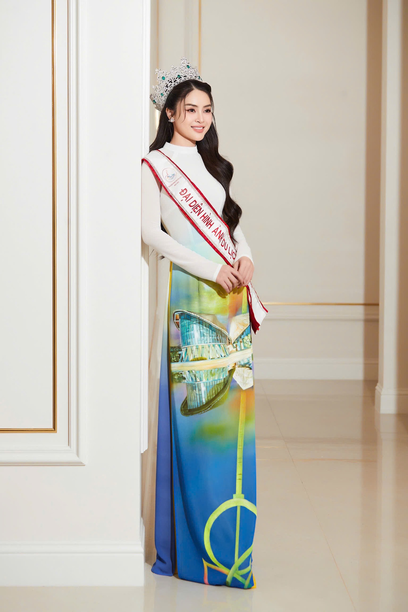 Họa tiết trên áo dài của Lý Kim Thảo được vẽ và nhuộm thủ công trong 60 giờ. Họa tiết trên áo dài của Lý Kim Thảo được vẽ và nhuộm thủ công trong 60 giờ.