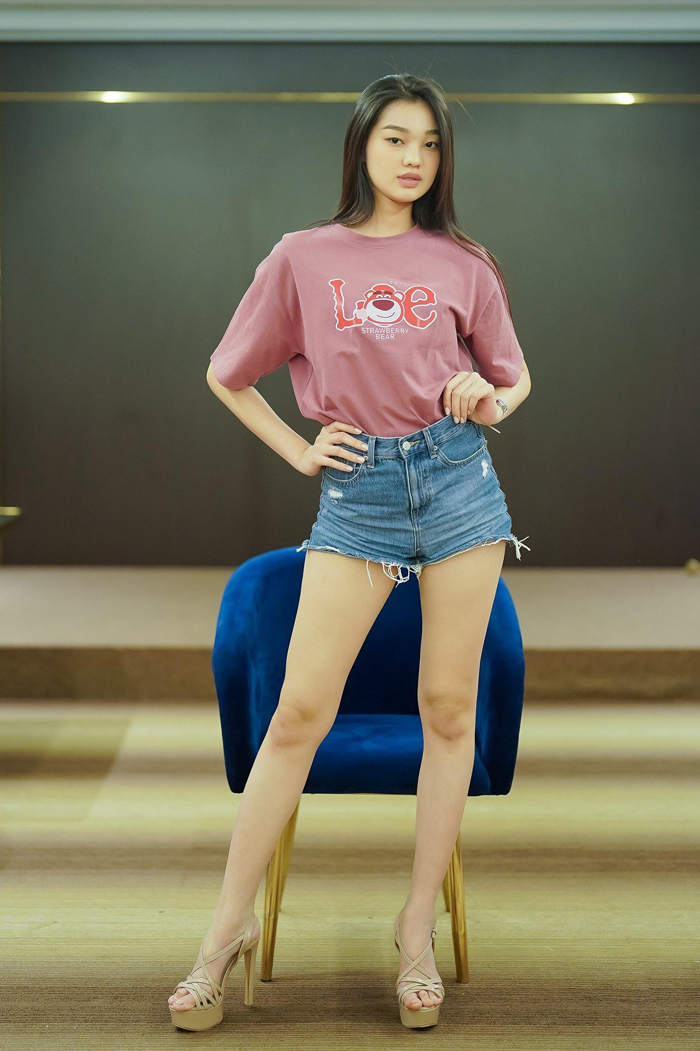 Trần Thị Bé Quyên phô bày khả năng tạo dáng cùng gương mặt và đôi chân thẳng.