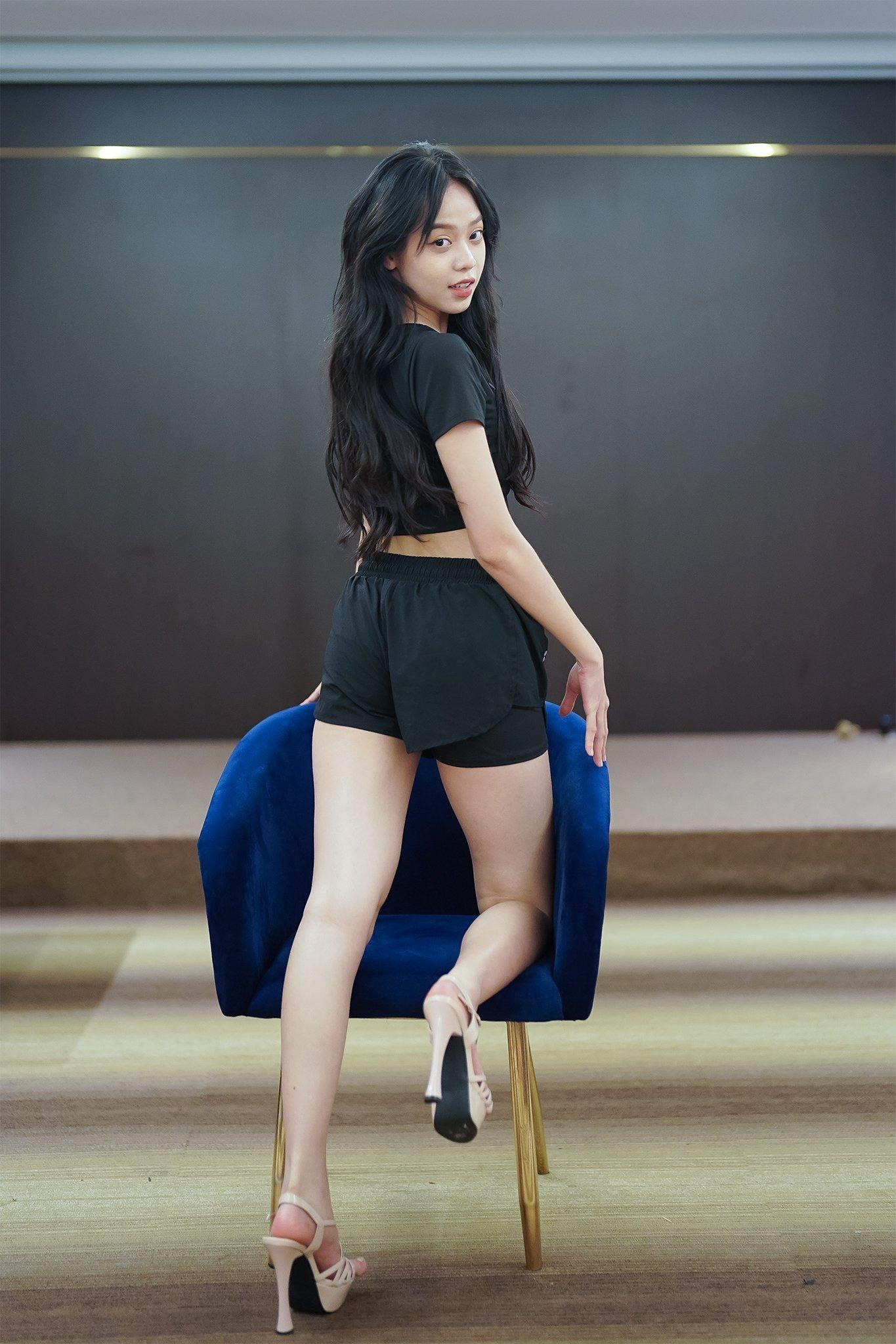 Thanh Thủy cũng là thí sinh có chiều cao nổi bật nhất Hoa hậu Việt Nam 2022. Đôi chân dài cùng chiều cao 1,75 m, khả năng trình diễn năng lượng đang giúp Hoa khôi Sinh viên Đà Nẵng sinh năm 2002 tiến xa trong hành trình chinh phục vương miện.