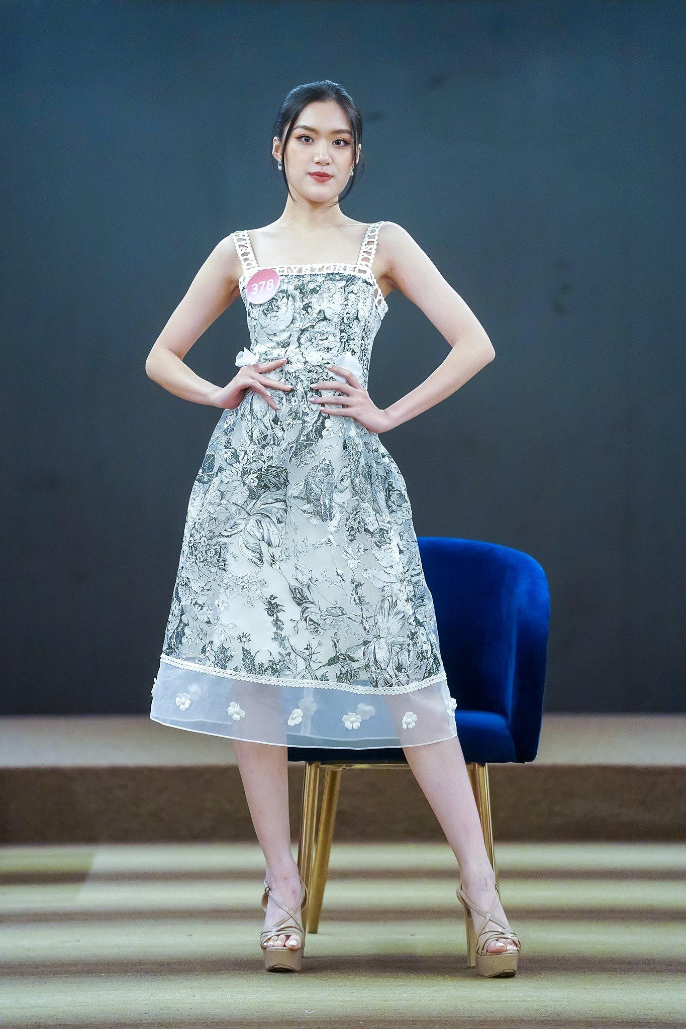 Phan Phương Oanh là thí sinh có thành tích ngoại ngữ IELTS 6.5. Cô hiện là sinh viên Đại học Kinh tế Quốc dân chuyên ngành Kinh doanh quốc tế. Ngoài thành tích học tập ấn tượng, thí sinh mang số báo danh 378 còn có gương mặt sáng, trình diễn bắt mắt. Trong cuộc phỏng vấn của Tiền Phong, Phương Oanh cho biết cô có người chị sinh đôi nhưng không đam mê các cuộc thi nhan sắc. Cô gái 19 tuổi được chị hỗ trợ, ủng hộ khi quyết định thi Hoa hậu Việt Nam.