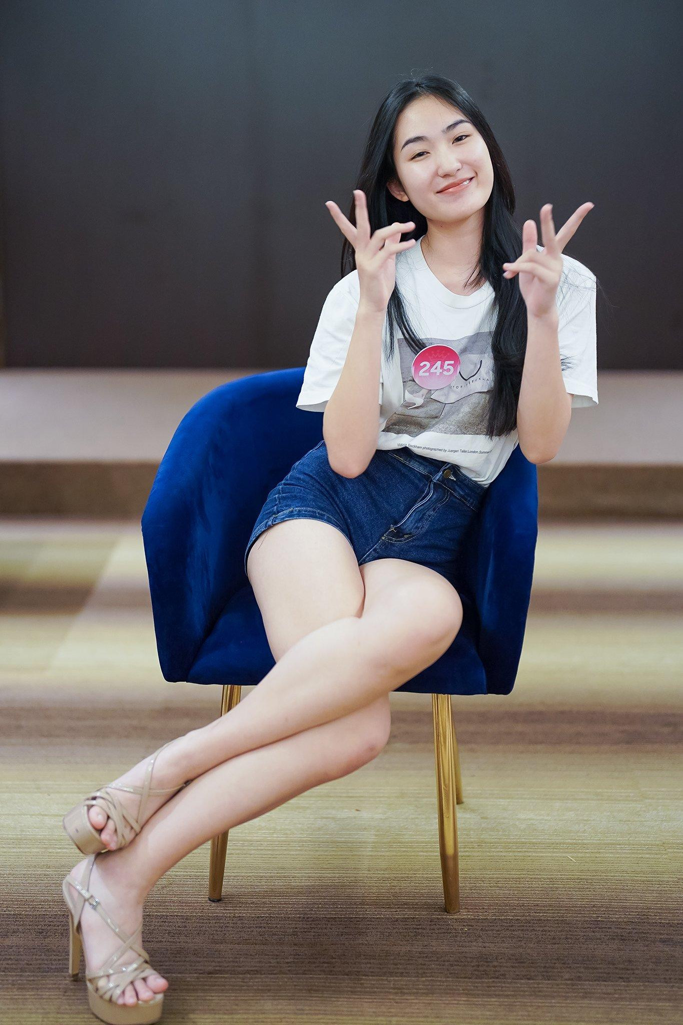 Nguyễn Lê Nhật Quỳnh (SBD 245) - thí sinh cao 1,76 m - khoe vẻ đẹp tự nhiên trong buổi học tạo dáng.