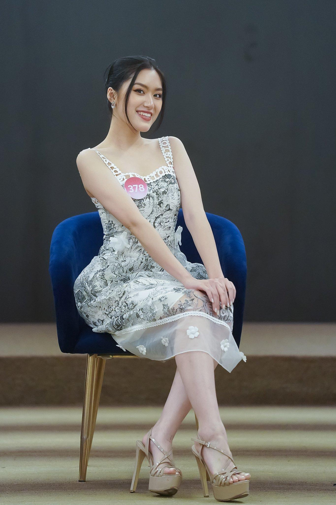 Phương Oanh là cái tên được nhắc đến nhiều trên mạng xã hội sau màn trình diễn bikini nhiều năng lượng. Ngoài đôi chân dài, thí sinh mang số báo danh 378 gây ấn tượng với gương mặt sắc sảo.