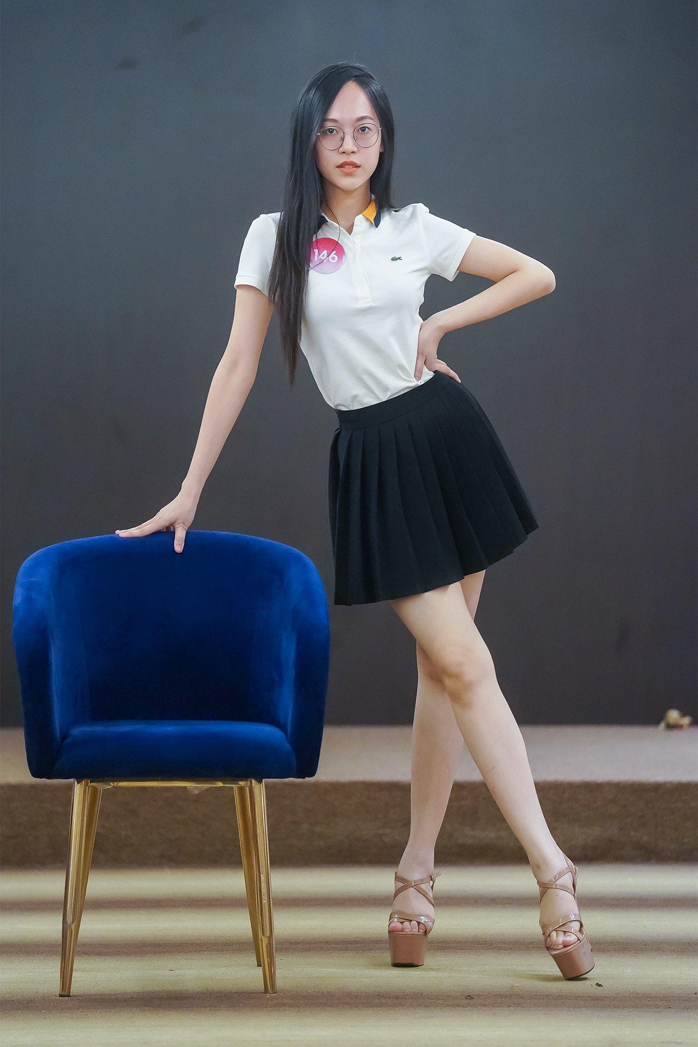 Trịnh Thùy Linh và Hồng Thắm với hai phong cách trái ngược trong buổi đào tạo cùng huấn luyện viên Tuyết Như.