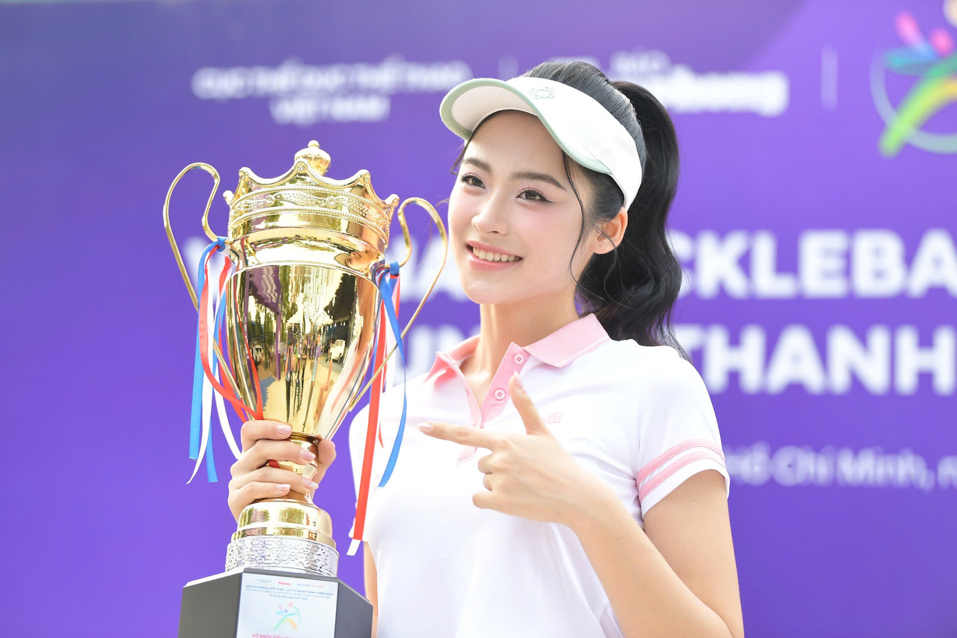 Cận nhan sắc rạng rỡ của Á hậu Vân Nhi với cúp chiến thắng của Giải Pickleball Việt Nam - Cúp Hyundai Thành Công 2025. Trong lễ khai mạc giải đấu, Á hậu Vân Nhi cùng Hoa hậu Hà Trúc Linh, Á hậu Châu Anh diện trang phục năng động, phù hợp bộ môn thể thao.