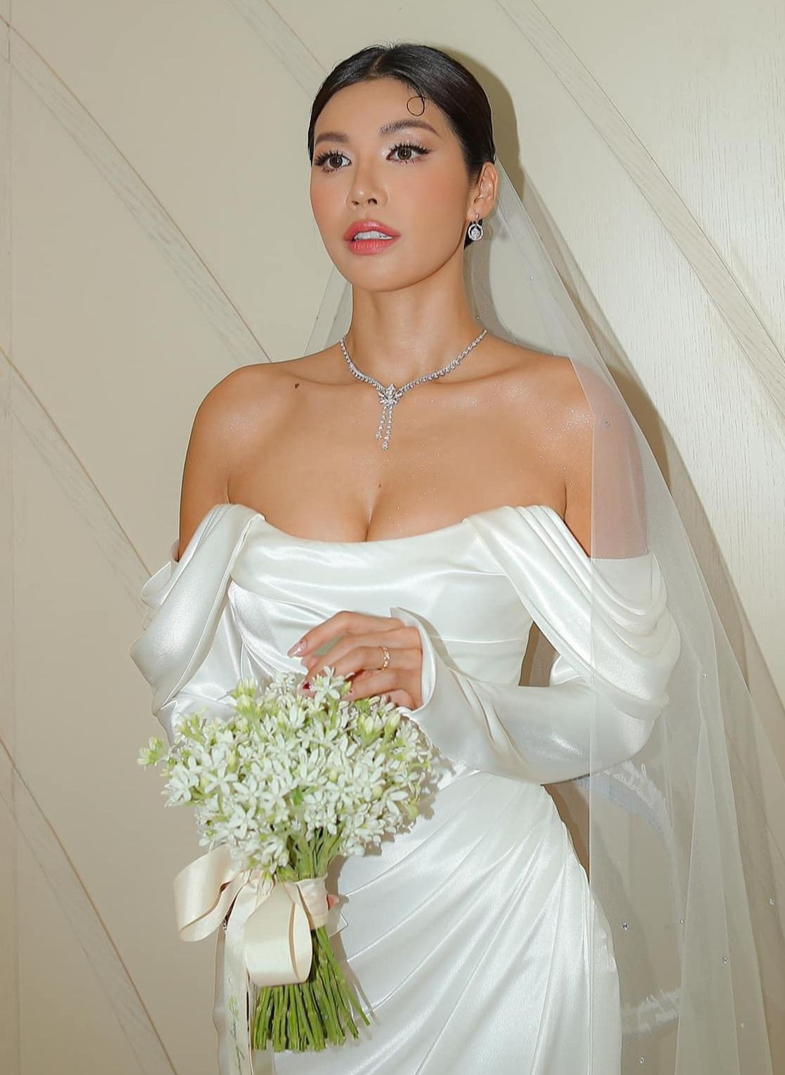 Váy cưới chất liệu lụa tôn da ngăm của người mẫu sinh năm 1991. Cô chọn trang sức đính đá làm điểm nhấn.