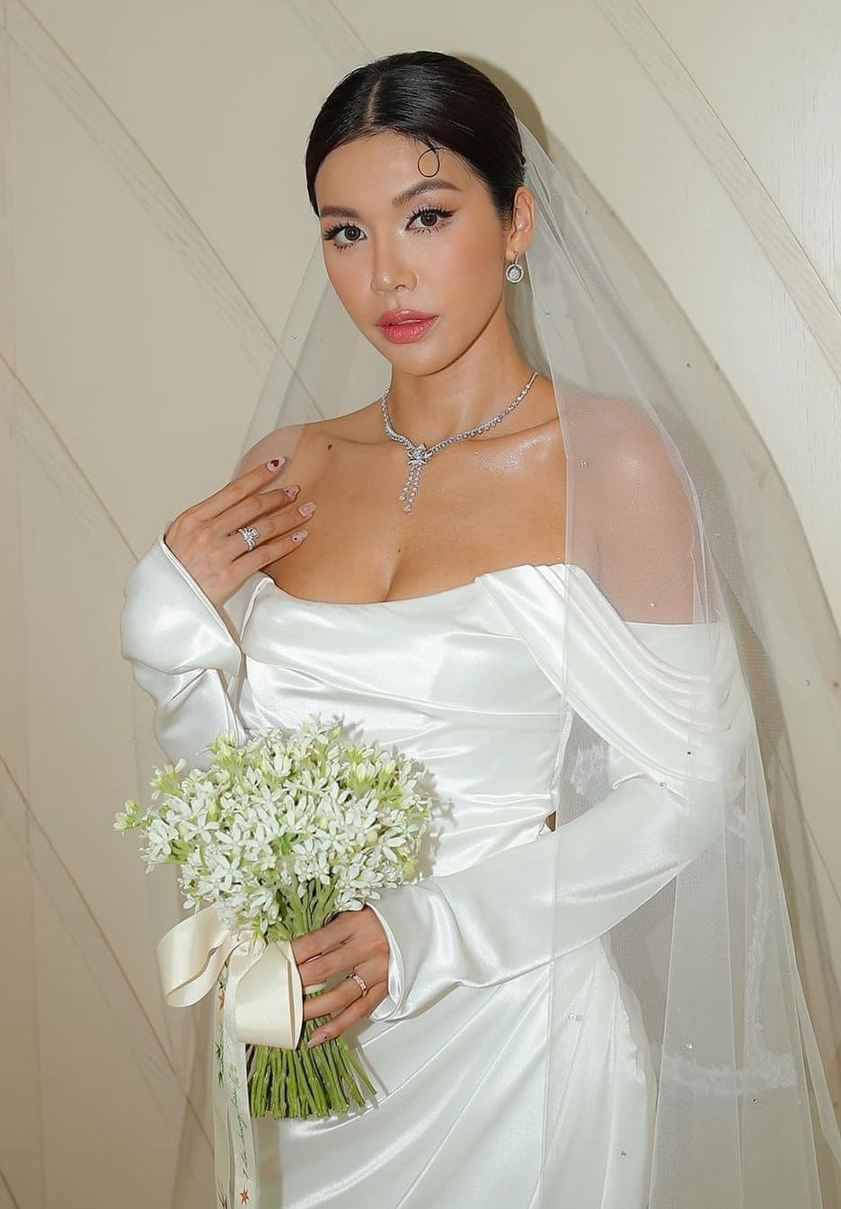 Váy cưới chất liệu lụa tôn da ngăm của người mẫu sinh năm 1991. Cô chọn trang sức đính đá làm điểm nhấn.