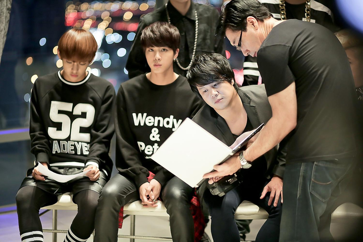 Thanh Bùi bên các thành viên BTS trong quá trình hợp tác.