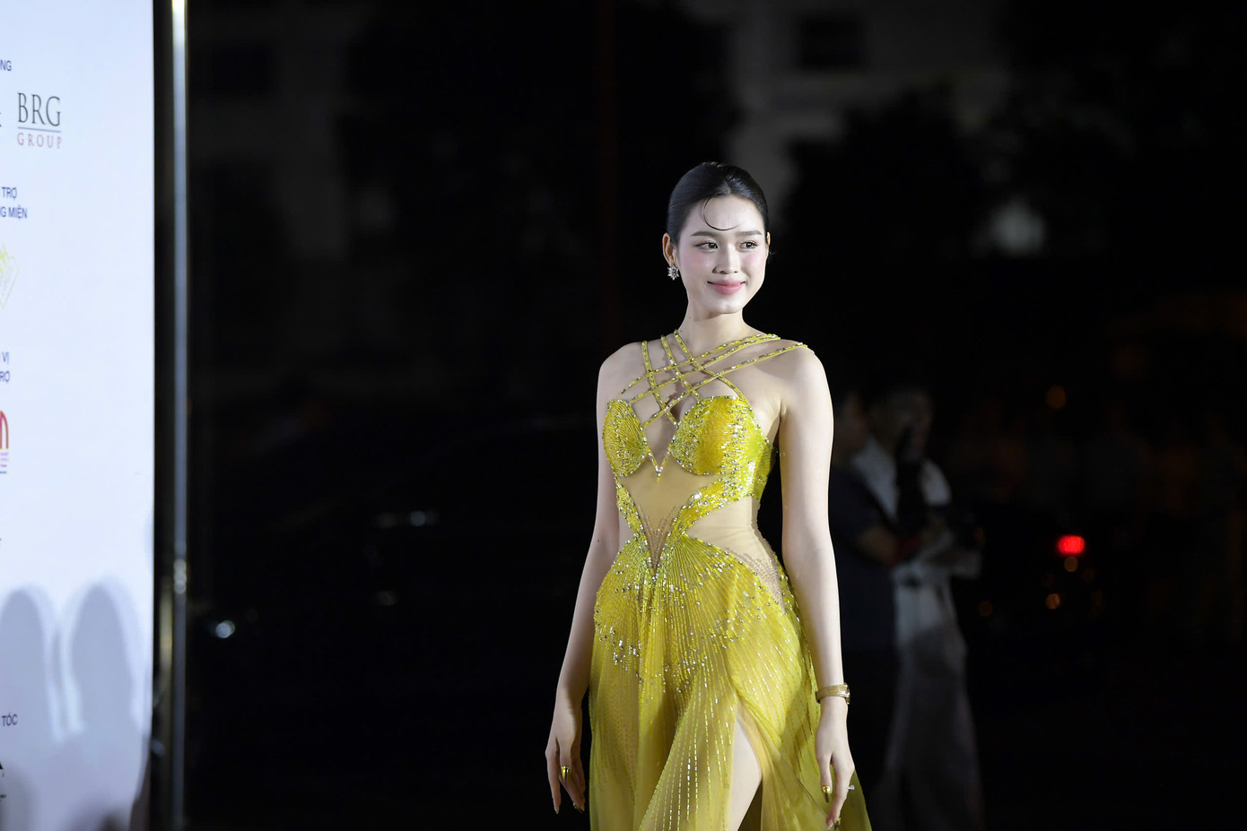 Khoảnh khắc Đỗ Thị Hà khoe &quot;thắt đáy lưng ong&quot; trong thiết kế bó sát, nhiều chi tiết cắt xẻ táo bạo.